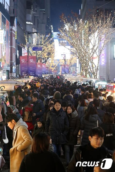 크리스마스 이브 인파로 붐비는 명동거리 뉴스1