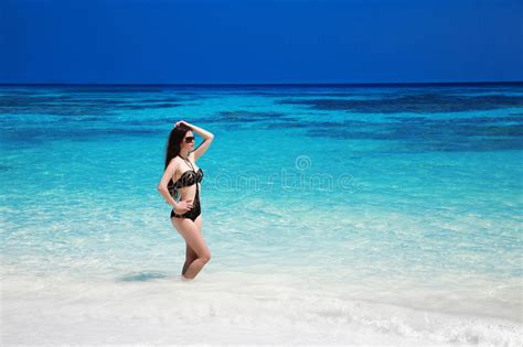 Elegancka Seksowna Kobieta W Czarnym Bikini Na Tropikalnej Plaży Egzot