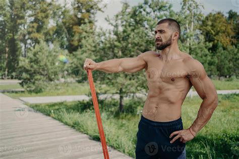 El Hombre Atlético Muscular Tiene Entrenamiento Con Poses De Banda De