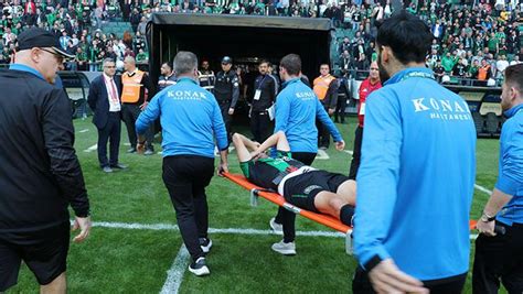 Maç bitti onlarca taraftar sahaya girdi Futboldan Gelişmeler