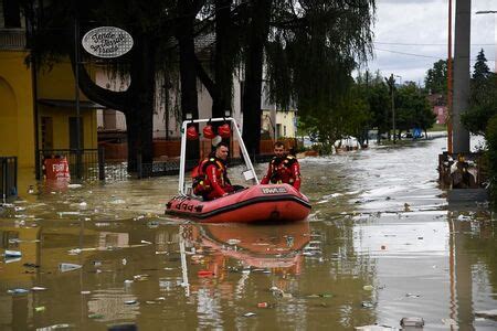 Enchentes na Itália deixam nove mortos 5 mil desabrigados e levam a