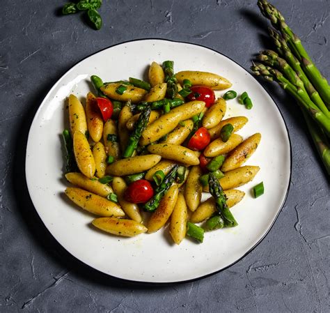 GEBRATENE SCHUPFNUDELN MIT GRÜNEM SPARGEL Fabian s Food Factory