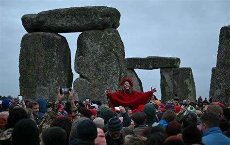 Des milliers de personnes célèbrent le solstice d hiver à Stonehenge