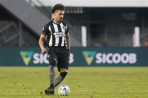 Botafogo conclui transferência de Adryelson e Lucas Perri para o Lyon