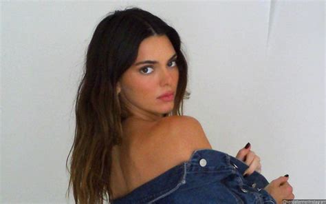 Kendall Jenner Flaunts Her Toned Body In Skimpy Bikini During Lake Getaway