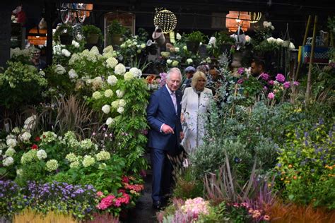 Le roi Charles III visite le marché aux fleurs de l île de la Cité