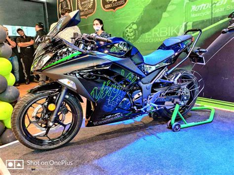 Kawasaki Ninja 300 Arrives At Dealer Showroom - First Look Walkaround