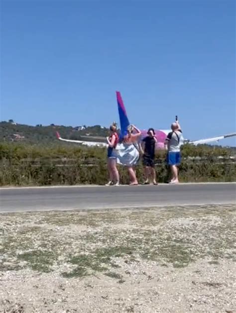 Terrore In Spiaggia Laereo Sfiora I Bagnanti Durante Latterraggio