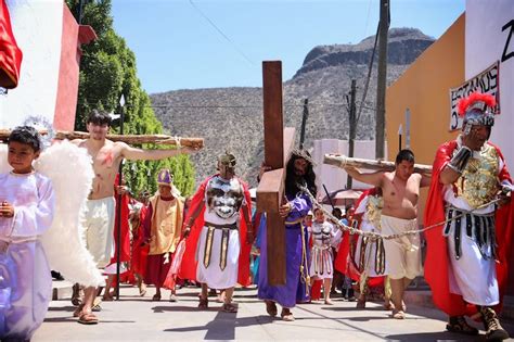 Se registran 55 mil visitantes al viacrucis y procesión del silencio en