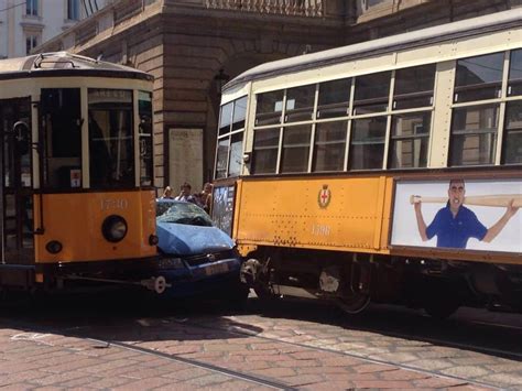 Incidente Tram Auto Polizia Piazza Della Scala Milano Le Foto