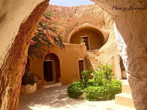 Voyage chez les Amazighs Une maison creusée dans la roche Village