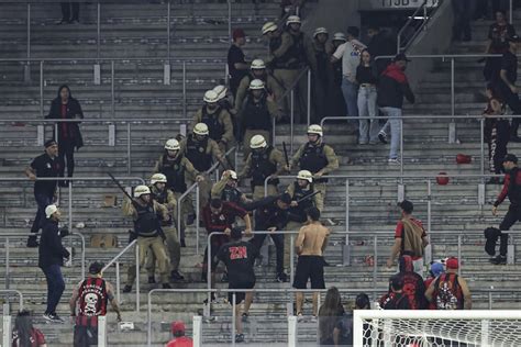 V Deo Torcida Do Athletico Pr Tenta Invadir Gramado Ap S Derrota