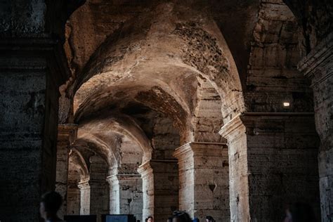 Le Mura Interne E Il Passaggio Ad Arco Del Colosseo Di Roma Italia