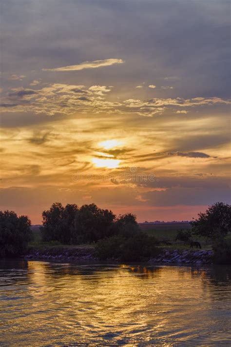 Paisaje Con Puesta De Sol En El Delta Romania Del Danubio Imagen De