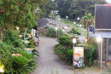 Visitors To Jeju Glass Museum And Experience