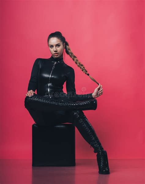 Brunette Chica Sexy Posando En El Fondo Rosado Foto De Archivo Imagen De Manera Cors