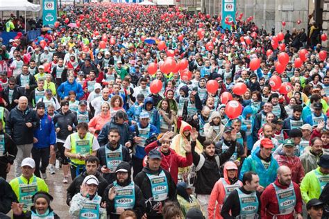 Atletas Que Participan En El Medio Marat N De Stramilano Fotograf A