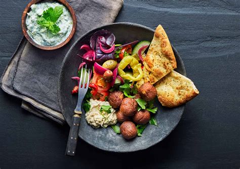 Falafel Tallerken Med Salat Tzatziki Og Baba Ganoush Edgy Veggie