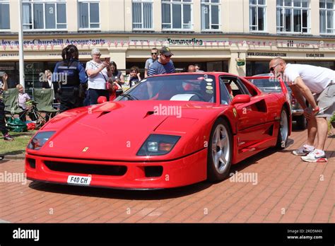 Le Choix De La Meilleure Voiture En Exposition Une Ferrari F40 Super