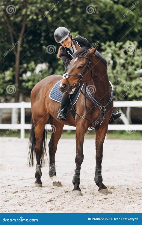 Jeune Femme En Uniforme Sp Cial Et Casque Quitation Dressage De Sport