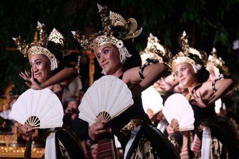 Parade Kesenian Klasik Di Bali