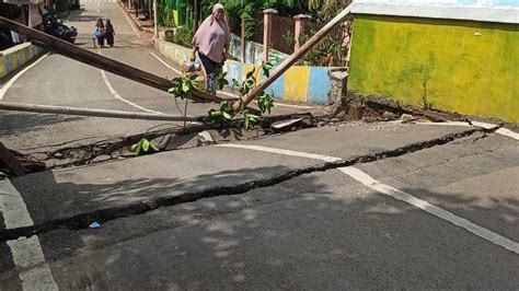 Jembatan Akses Rumah Si Pitung Di Marunda Ambles Pejalan Kaki