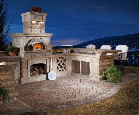 Rustic Outdoor Kitchen With Pizza Oven