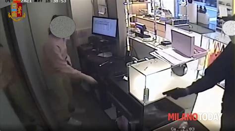 Operaio Al Mattino E Rapinatore Seriale La Sera Arrestato L Uomo Dalle