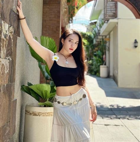 Ngắm thân hình đồng hồ cát của hot girl phòng gym Titanic Nơi mọi thứ được chia sẻ