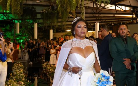 Jojo Todynho Usa Look Vibrante Em Casamento De Mãe De Mc Kevin Com Produtor Celebridades O Dia