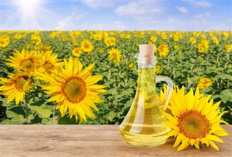 Aceite De Girasol En Una Botella De Vidrio Foto Premium