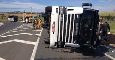 G1 Motorista morre após caminhão frigorífico tombar na PR 151