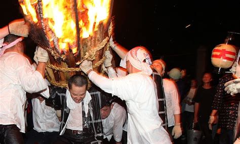 燃える大手火を担いで無病息災祈願！「お手火神事」 Visit鞆の浦