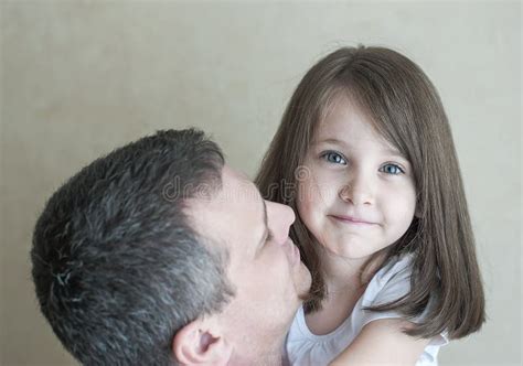 O Retrato Da Menina Bonito Realizou Nos Bra Os Do S Do Pai Fam Lia