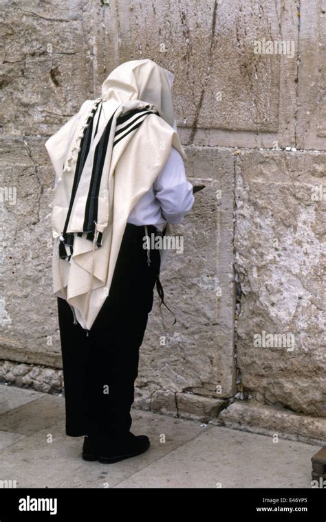 Hombre Jud O Orando En El Muro De Las Lamentaciones Jerusal N Israel