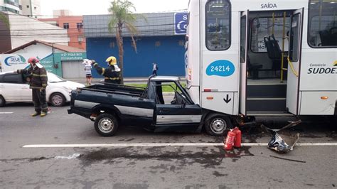 Carro bate na traseira de ônibus do Transcol e três pessoas ficam