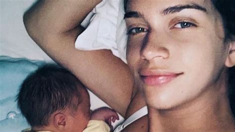 Zaira Nara mostró una foto de su bebe chupándose el dedo y enterneció a