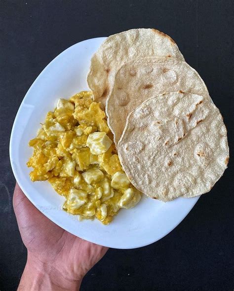 Huevo revuelto con queso panela light bañado en salsa verde Acompañar