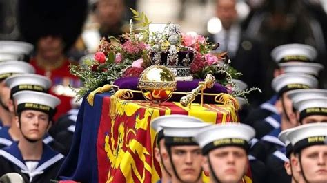 Rainha Elizabeth II é sepultada ao lado de seu falecido marido Príncipe