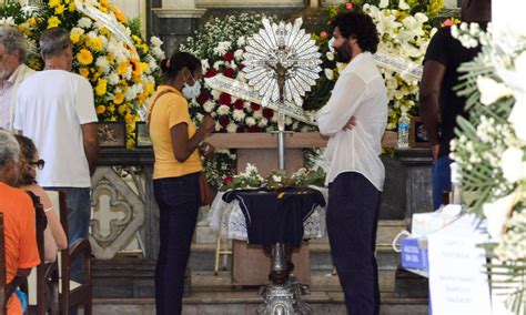 Famosos e familiares de Isabel Salgado se despedem da atleta em velório