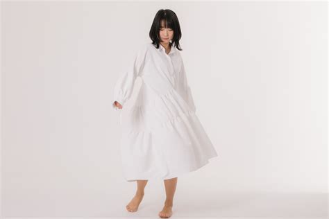 무료 이미지 여자 화이트 의류 드레스 겉옷 소매 어깨 관절 공식적인 마모 목 Nightwear 잠옷