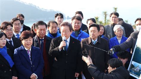 South Korean Opposition Leader In Icu After Attack At Press Conference