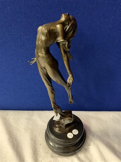 AN ART DECO STYLE BRONZE FIGURINE OF A LADY