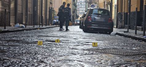 Agguato A Napoli Ucciso Davanti Al Figlio Di Anni A Colpi Di