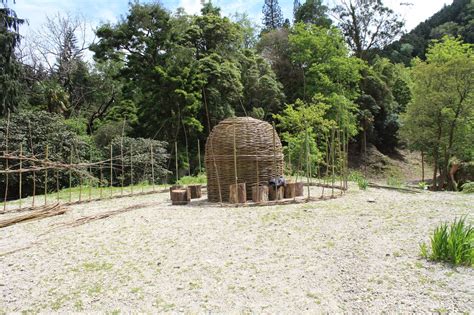 Construção da escultura em vimes inspirada nos fornos da Lagoa das