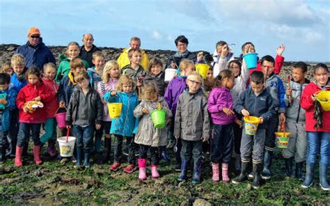 Enfance Pêche à pied et châteaux de sable à Pénerf Le Télégramme