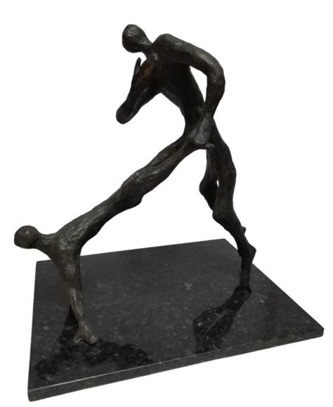 Pietá Escultura em bronze patinado o selo da fund