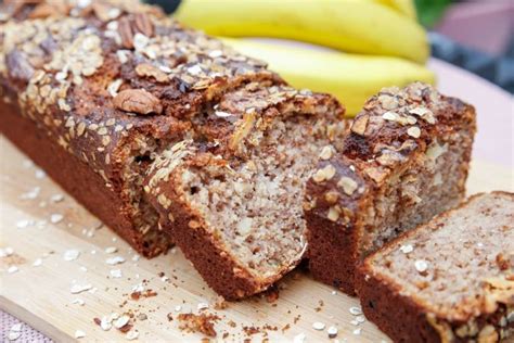 Bananenbrot mit Walnüssen Mandeln und Haferflocken