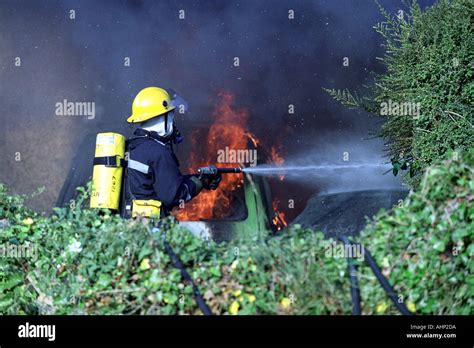 Feuerwehrmann Mit Einem Schlauch Fotos Und Bildmaterial In Hoher