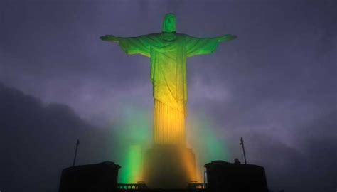 Brazil Pays Tribute To Hero Pele As Christ The Redeemer Illuminated In